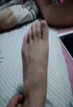 邪恶搞笑动态GIF图片:据说99%的人是做不了这个动作的
