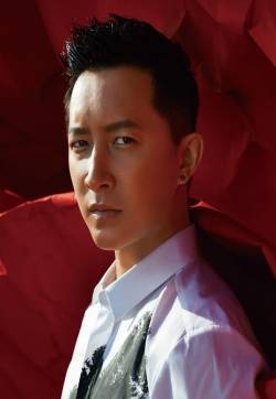 韩庚红色造型写真 彰显男人野性魅力