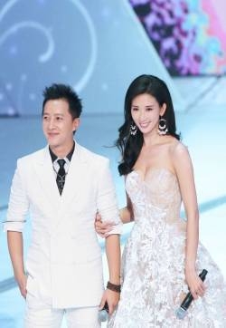 林志玲现身女神的新衣现场 挽韩庚秀身材