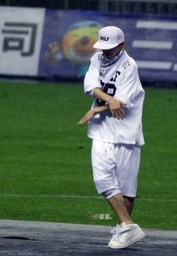 鹿晗2013年亚洲梦想杯 鹿晗白色88球衣雨中献舞