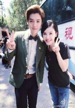 鹿晗电影《重返二十岁》幕前幕后大合照放松