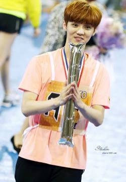 鹿晗2014年偶像运动会 同样的橙色同样的耀眼