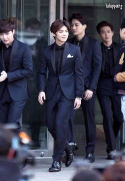 鹿晗GAON CHART 撒汗热舞 帅气西服迷倒千万粉丝
