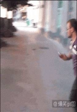 邪恶搞笑动态GIF图片:垃圾桶:你说没事儿你踢我干啥