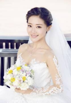邓家佳甜美别致演绎新娘大片