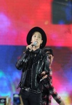 Bigbang成员GD北京热辣开唱 杜海涛跪求合影