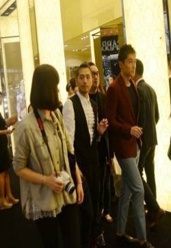 胡歌与众人大逛品牌店 引顾客围拍显亲民