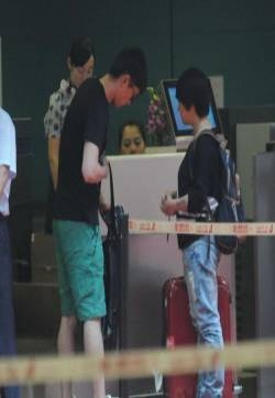 胡歌哈利波特造型现身机场 忙聊微信