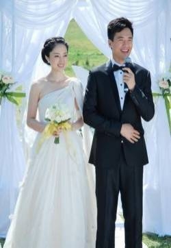 董璇高云翔海边婚纱剧照曝光 相拥热吻浪漫唯美