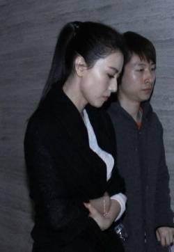 高圆圆似有身孕抑郁 出席活动全程黑脸