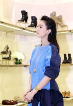 高圆圆婚后首亮相 针织蓝裙显甜美