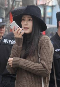 高圆圆低调现身引围观 表情娇羞疑似怀孕
