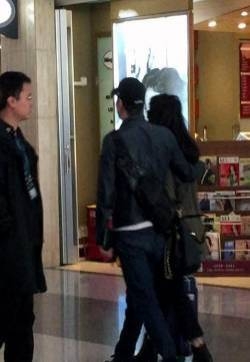 高圆圆赵又廷新婚燕尔机场暧昧亲昵相拥