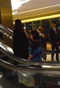 高圆圆现身酒店低头疾走 狗仔跟拍全然不顾