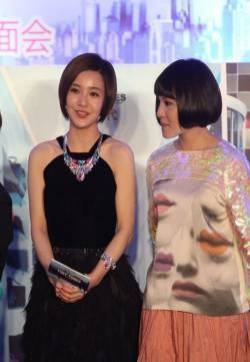 杨幂宣传小时代不慎掉鞋 郭敬明变护花小矮人（3）