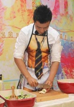 黄晓明身着围裙现身上海生日会 位粉丝下厨