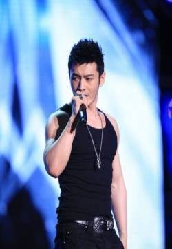 黄晓明录制中国梦之声上演脱衣秀