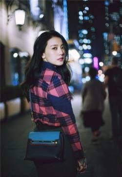 高圆圆纽约街头夜拍 回眸百媚生