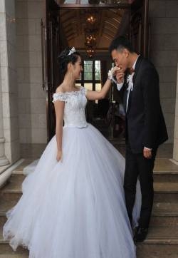 何洁大婚穿华丽婚纱现身 获赫子铭甜蜜献吻