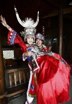 何洁赫子铭民族风婚纱照曝光 灿烂笑容幸福甜蜜