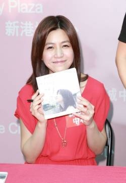 陈妍希露背超短裙性感亮相 被评唱功差心情低落