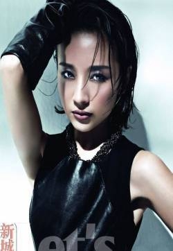 董洁烟熏妆登杂志封面 彰显女王气质