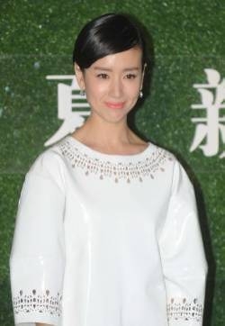 董洁清新白裙亮相 布裹全身称仍相信爱情