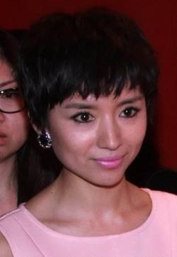 董洁着粉色洋装亮相 身材暴瘦面容憔悴