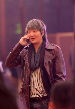 董洁绯闻男友王大治现身 造型夸张与女粉合影