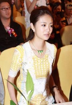 安以轩陈小春亮相引骚动 亲密耳语显暧昧