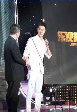 中国国际时装周 冯绍峰倪妮两人窃窃私语