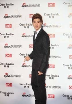新晋男神陈学冬帅气亮相街拍盛典 小领结卖萌
