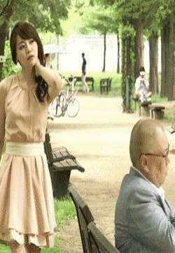 2015最新邪恶动态搞笑GIF图片:妹子你这是故意的吧