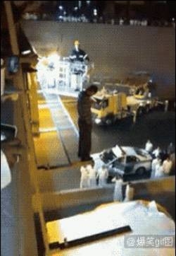 动态搞笑GIF：节操呢。。。就不能好好游泳吗。。。