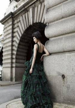 桂纶镁VOGUE火辣红唇封面图片 短发女人成熟韵味