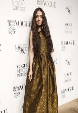 郭碧婷现身Vogue百期之夜 似真人芭比图片
