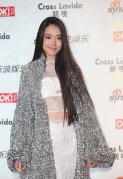 宅男女神郭碧婷亮相街拍盛典图片 灰色长袍显臃肿