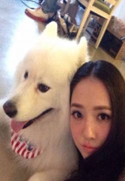 郭碧婷抱狗自拍 长发及腰显御姐范图片
