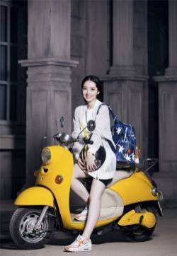 气质女神郭碧婷时尚街拍图片 驾机车帅气十足