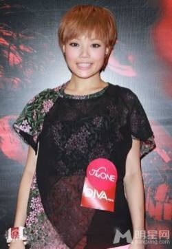 容祖儿清新短发亮相电影宣传 妆容俏丽