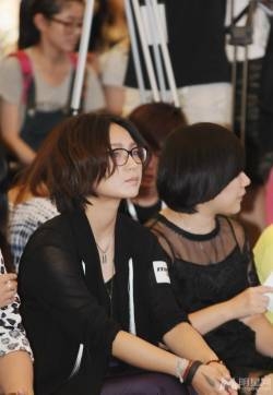周笔畅当众挖鼻孔显不雅 胸前纹身一览无遗