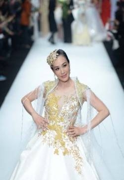 钟丽缇婚纱走秀 华美服装展雍容华贵气质
