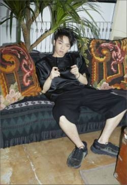 华晨宇华丽蜕变 首登意大利版《VOGUE》