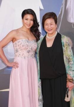 郑佩佩携宝贝女儿现身 母女甜笑心情佳