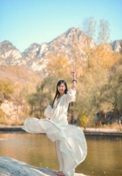 校服女神宋伊人秋天唯美写着大片
