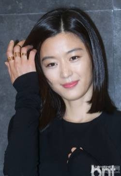 全智贤短发造型出席 女神魅力难挡