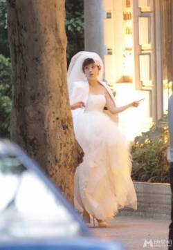 辣妈孙俪披婚纱街边拍戏 众人围观交通堵塞