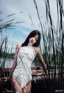柳岩性感写真 大秀蛮腰玉腿美背 柳岩图片