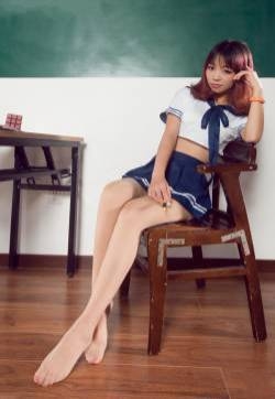 丽柜腿模Liya学生制服丝袜美腿诱惑写真图片第一辑