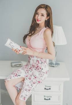性感美女演绎制服诱惑写真图片